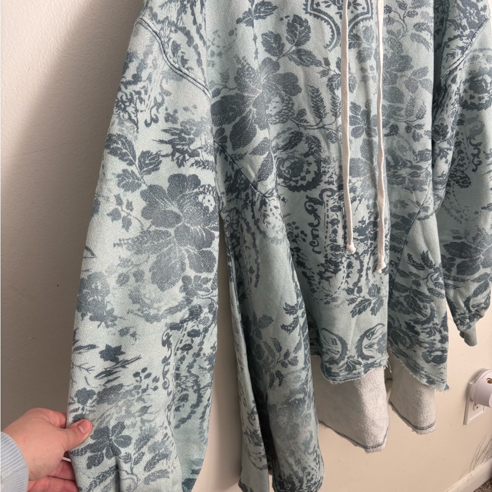 Free People Magpie Sweatshirt Hood Faded Floral Print Oversize Ice Medium NEW - Picture 3 of 8